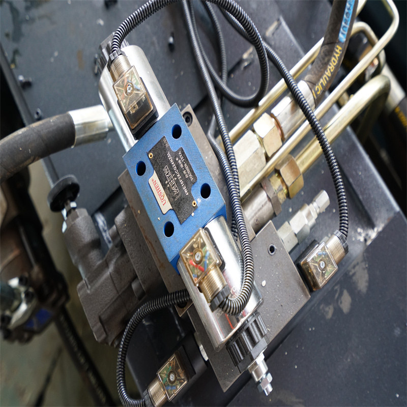 Фотоэлектрик хамгаалалтын цахилгаан гидравлик синхрон гулзайлтын машинтай Cnc хэвлэлийн тоормос